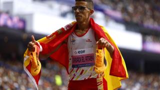 Yassine Ouhdadi celebra su triunfo en los 5.000 metros.