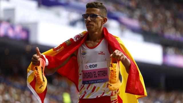 Yassine Ouhdadi celebra su triunfo en los 5.000 metros.