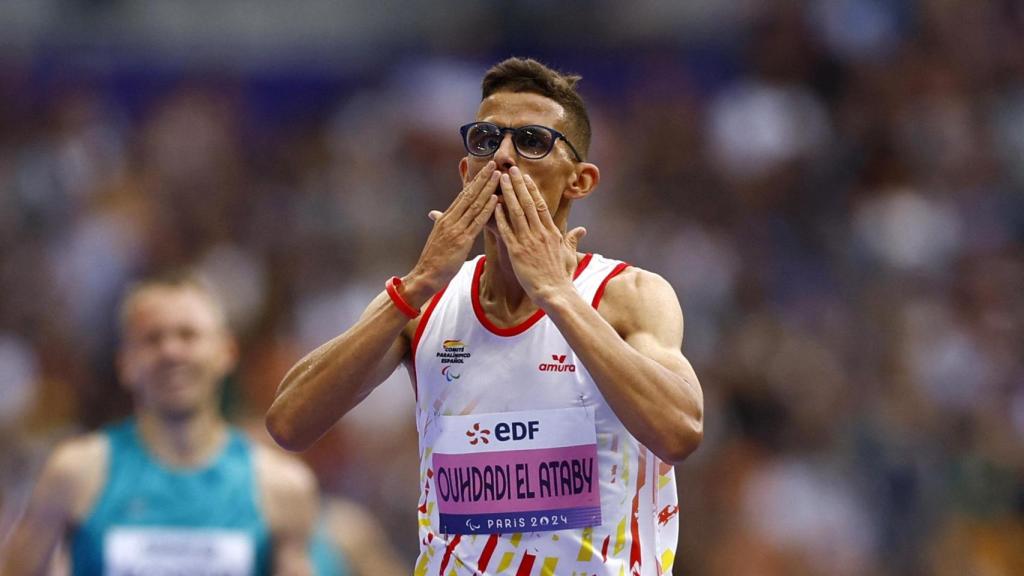 Yassine Ouhdadi, justo antes de cruzar la línea de meta y lograr el oro.