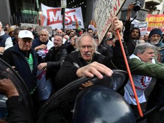 Argentinos marchan en Buenos Aires en protesta contra veto presidencial a la reforma previsional.