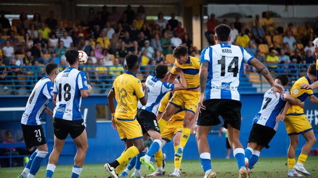 El Alcorcón noquea al equipo blanquiazul.