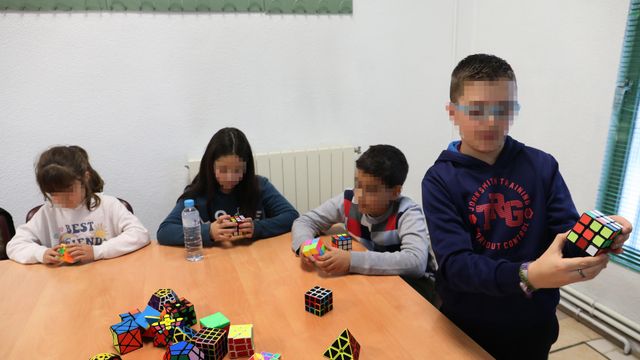 Actividad de cubo de Rubik para niños con altas capacidades