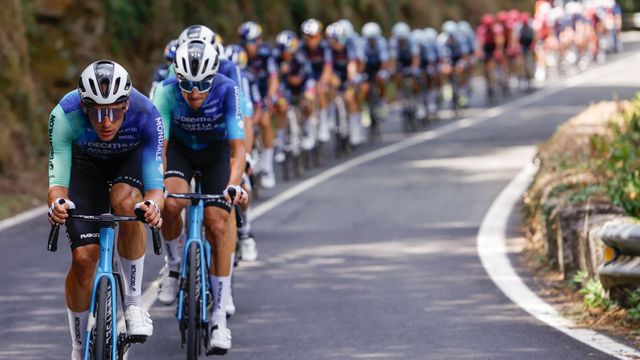 El pelotón, durante la última etapa de La Vuelta.