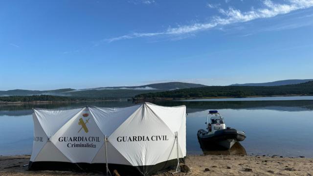 Imagen del momento en el que se ha encontrado el cuerpo sin vida del joven en el embalse de la Cuerda del Pozo