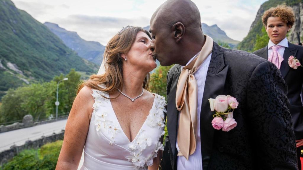Marta Luisa de Noruega y Durek Verrett, sellando su amor con un beso.