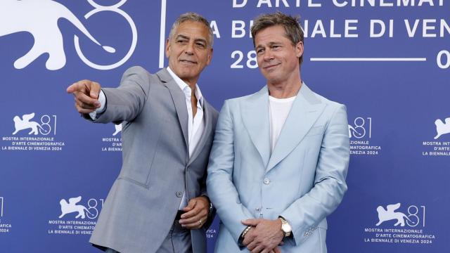 Brad Pitt y George Clooney en el Festival de  Venecia presentando 'Wolfs'. Foto: EFE/EPA/FABIO FRUSTAC.