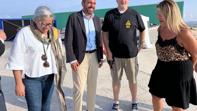 El presidente Carlos Mazón con el productor Steven Squillante y la consellera Nuria Montes ante el tanque de agua de Ciudad de la Luz en Alicante.