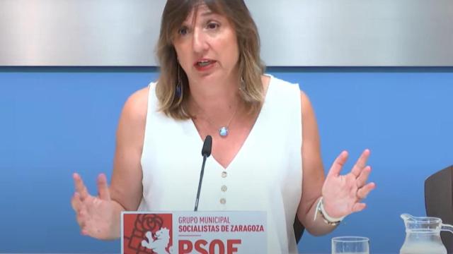 La portavoz del grupo del grupo municipal del PSOE en Zaragoza durante la rueda de prensa de este lunes.