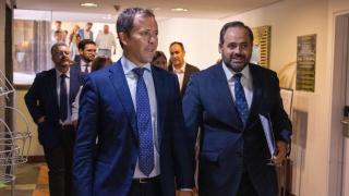 El presidente del PP de Castilla-La Mancha, Paco Núñez, este lunes en un acto de partido con el alcalde de Toledo, Carlos Velázquez. Foto: Javier Longobardo.