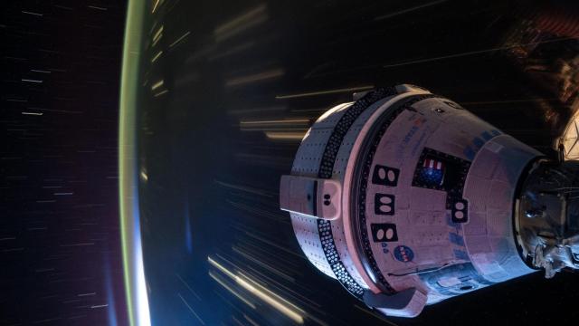 Starliner orbitando acoplada a la ISS