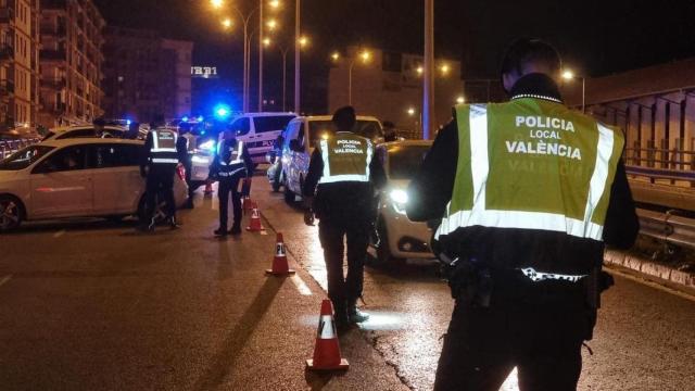 Un control nocturno de la Policía Local de Valencia, en una imagen de archivo. EE