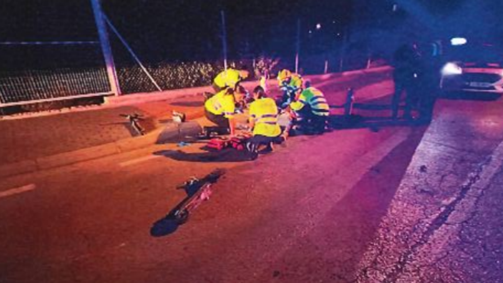 Iván y Sonia, la madrugada del domingo 25 de agosto, siendo asistidos por los sanitarios tras el accidente de tráfico en la Avenida de la Ñora.