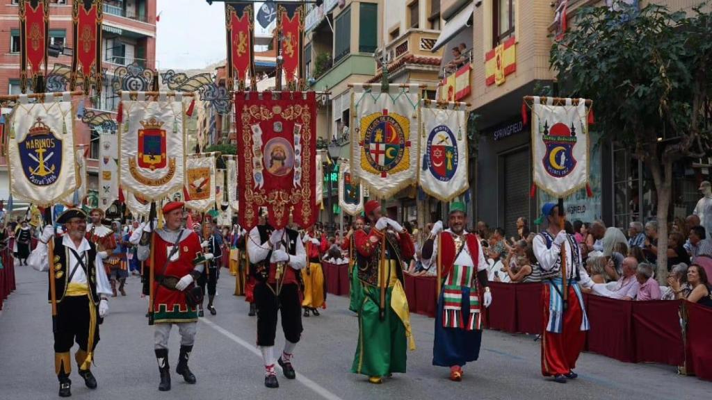 Un desfile de Moros y Cristianos en Villena, en imagen de archivo.