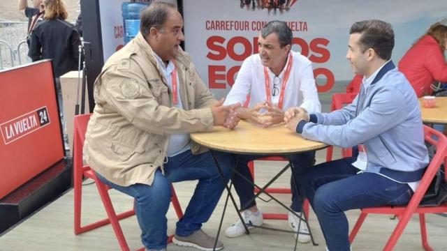 El alcalde, Roberto Martín, el director de la Vuelta a España, Javier Guillén, y el concejal de Deportes, Jesús Manuel Hernández