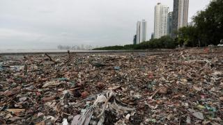 Contaminación por plásticos en la playa de Ciudad de Panamá. Erick Marciscano Reuters
