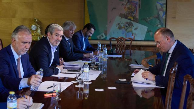 El ministro Torres, el presidente canario Fernando Clavijo y Miguel Tellado (PP), reunidos en el congreso, el pasado junio.