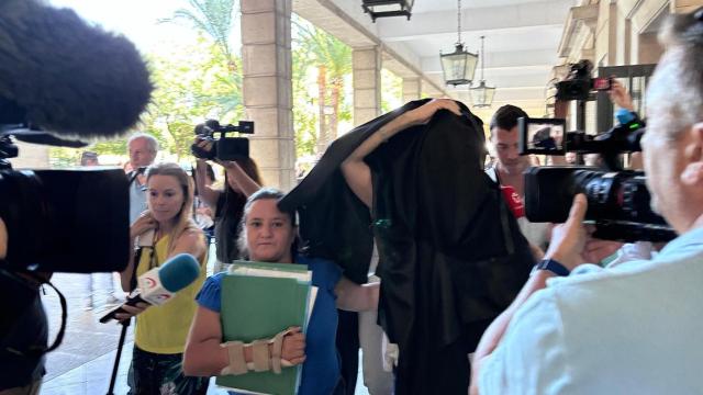 Candi, con el rostro cubierto a la salida de los Juzgados de Sevilla.