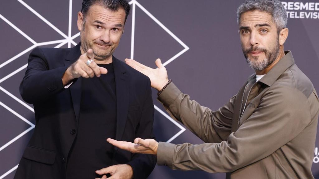 Iñaki López y Roberto Leal en la presentación de 'López y Leal contra el canal' en el FesTVal de Vitoria 2024.