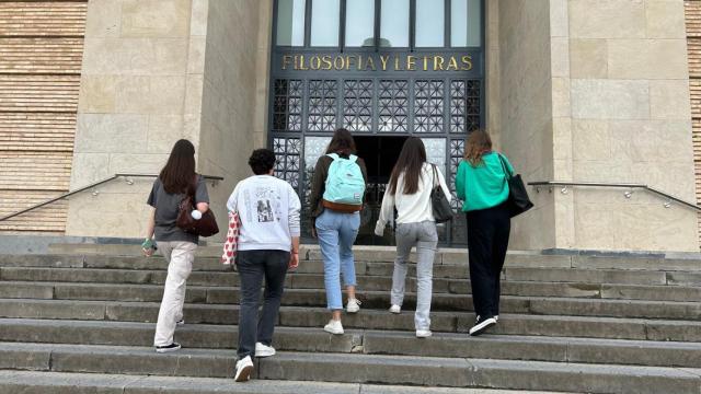 Estudiantes entrando por la puerta de la facultad de Filosofía y Letras, en Zaragoza.