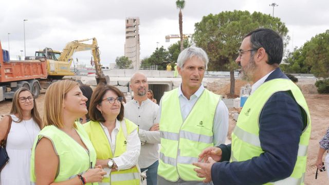 La rectora Amparo Navarro visita las obras del paso inferior de San Vicente.