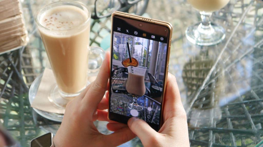 Haciendo una foto con dos manos con un HONOR Magic V3