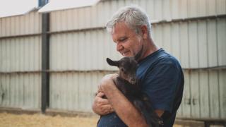 Rafa, el pastor con un rebaño de 2.400 cabras en Colmenar que hace el mejor queso de España: Todo es ecológico