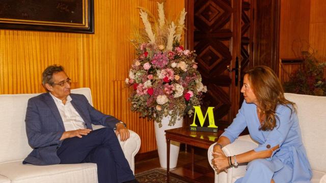 La alcaldesa de Zaragoza, Natalia Chueca, en la reunión del año pasado con el portavoz de Vox, Julio Calvo.