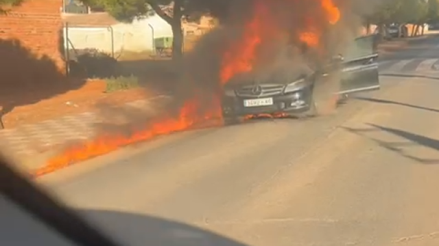 Incendio de un vehículo en Los Yébenes.