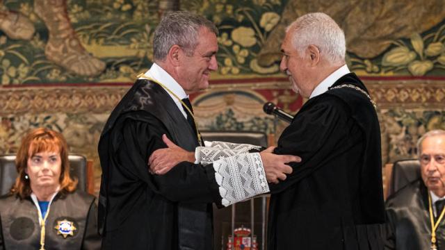 El nuevo miembro del TC, José María Macías, cuando recibió el collar de magistrado del presidente del tribunal, Cándido Conde-Pumpido, el pasado septiembre.
