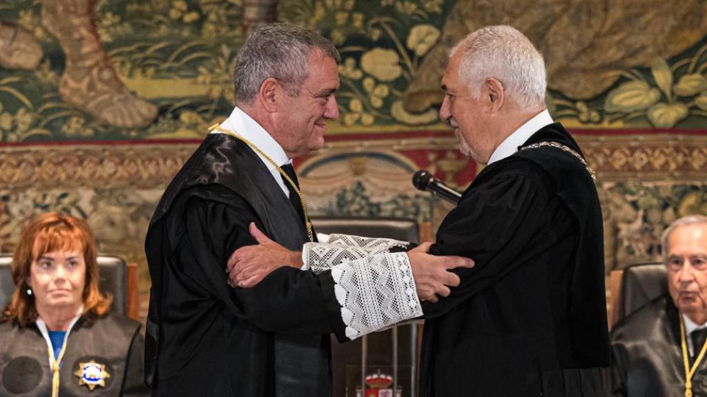 El nuevo miembro del TC, José María Macías, cuando recibió el collar de magistrado del presidente del tribunal, Cándido Conde-Pumpido, el pasado septiembre.