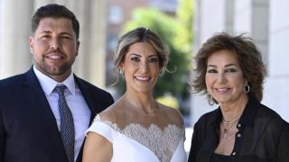 Kike y Cristina junto a Ana Rosa Quintana el día de su boda.