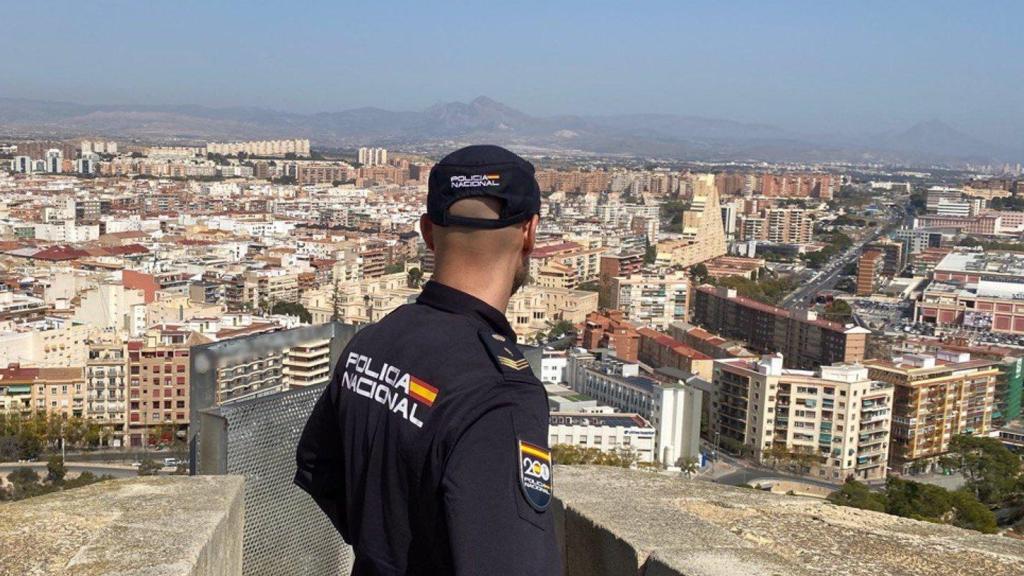 Un agente de Policía Nacional en Alicante.