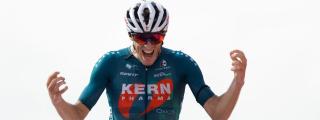 Pablo Castrillo, doble ganador de etapa en La Vuelta 2024, celebra su triunfo en Manzaneda entre la niebla.