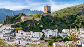 Castillo de Cazorla sobre el pueblo.