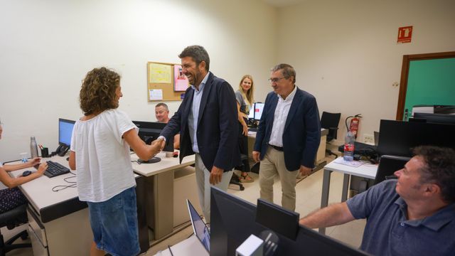 El presidente Carlos Mazón y el conseller José Antonio Rovira, este lunes felicitando a los funcionarios de Educación por el inicio de curso.