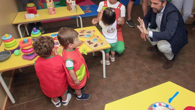 El president de la Generalitat Valenciana, Carlos Mazón, saluda a los alumnos durante su visita a la escuela infantil Trazos y Rayajo.