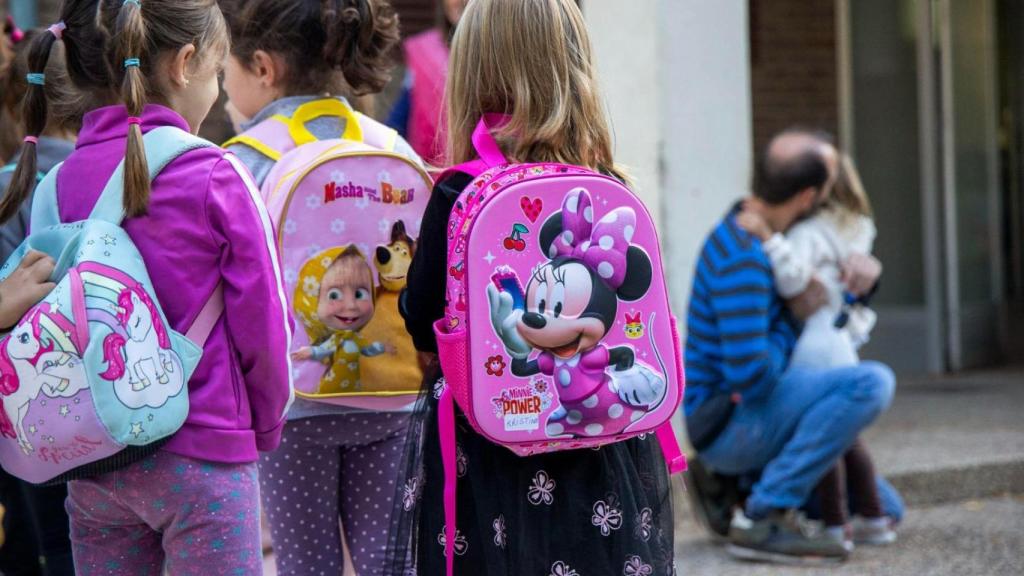 Niños entrando en un Centro de Educación Infantil