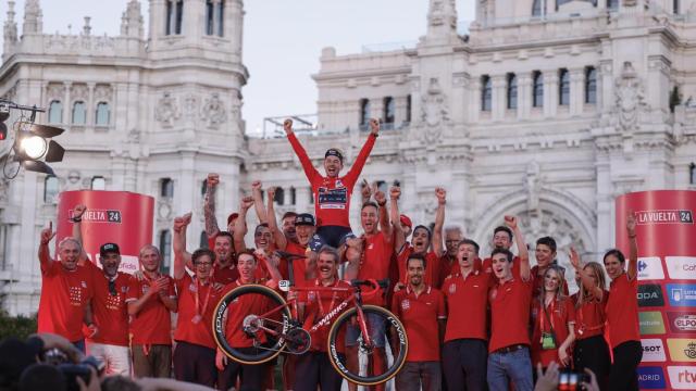 Primoz Roglic, en el podio como ganador de La Vuelta a España 2024 con el resto del equipo Bora