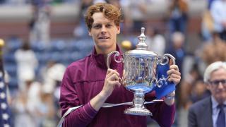 Jannik Sinner posa con el trofeo del US Open.