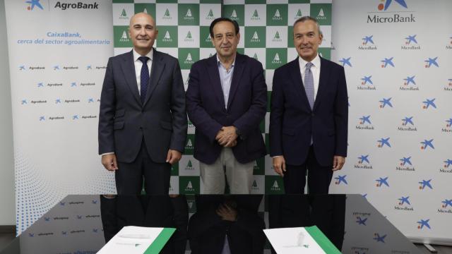Jaime Campos, Pedro Barato y Juan Carlos Gallego, en la firma del convenio.