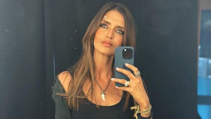 El nuevo estilismo total black con el que Sara Carbonero marca tendencia.