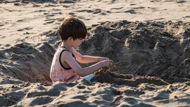 Niño jugando en la arena.