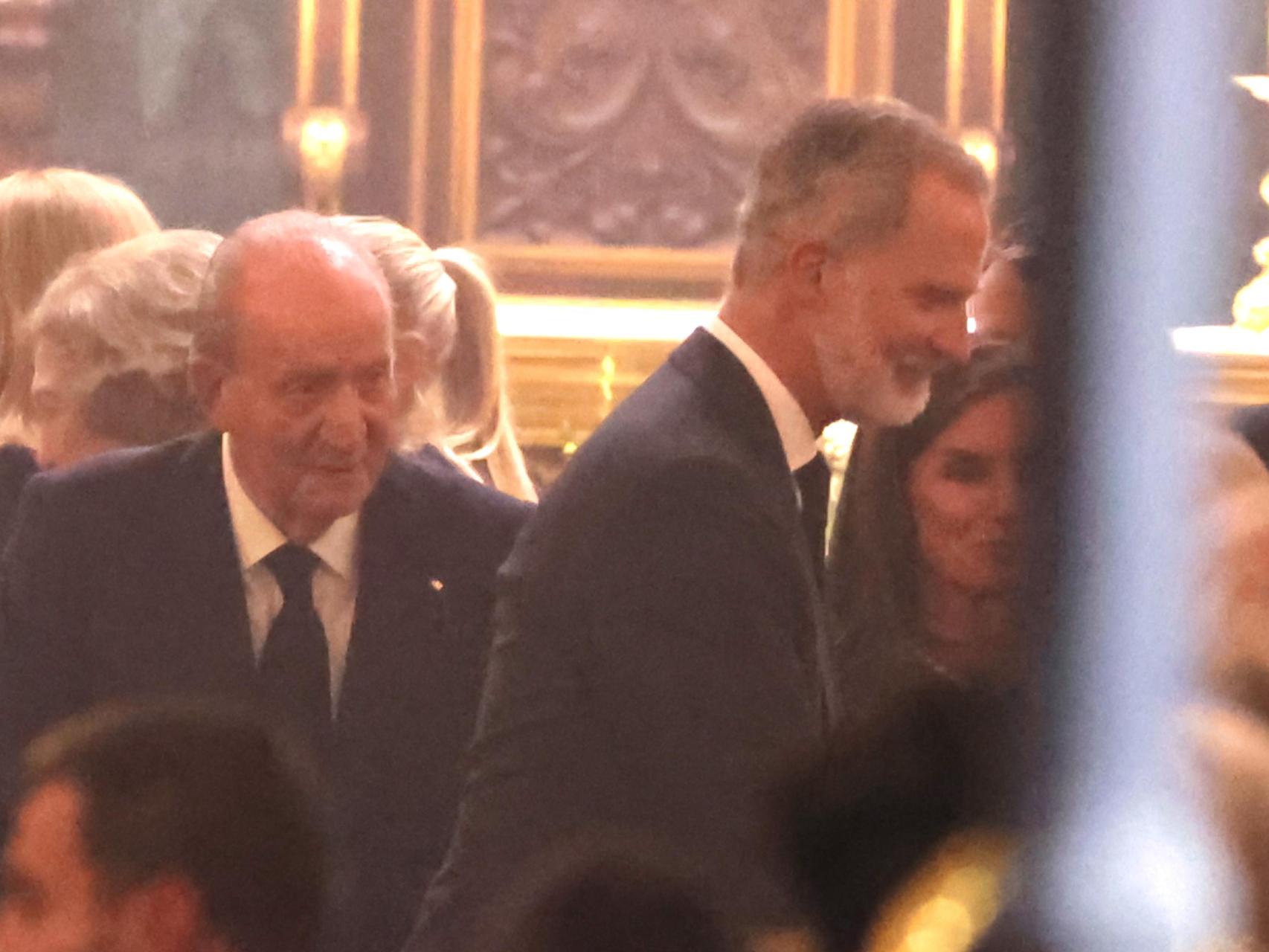 Juan Carlos I, Felipe VI y doña Letizia en la Catedral Castrense en el funeral por Juan Gómez-Acebo.