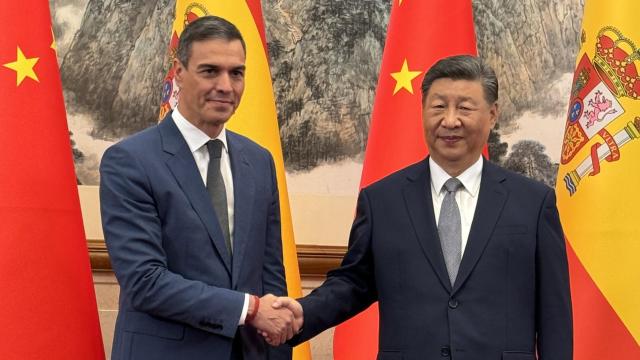 Pedro Sánchez saluda al presidente chino, Xi Jinping, en el Palacio de Diaoyutai, en Pekín.