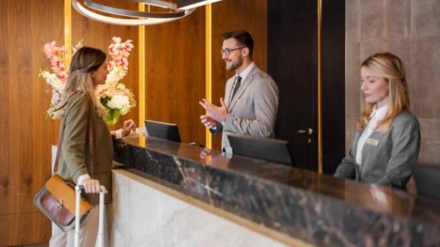 Una persona haciendo el check-in en un hotel.