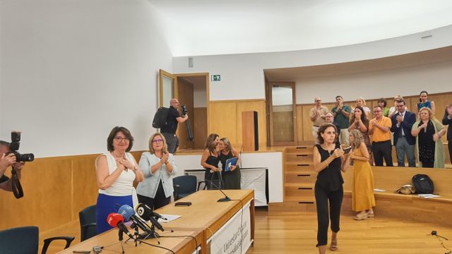 La rectora Amparo Navarro, izquierda, recibe el aplauso de su equipo tras reivindicar el grado de Medicina.