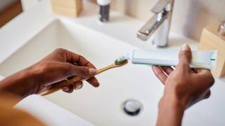 Pasta de dientes en un cepillo.