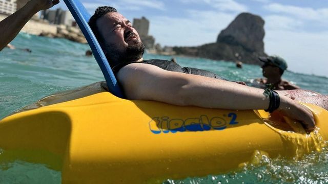 Juan Ramón Amores en el mar. Foto: Instagram @jramoresalcalde.