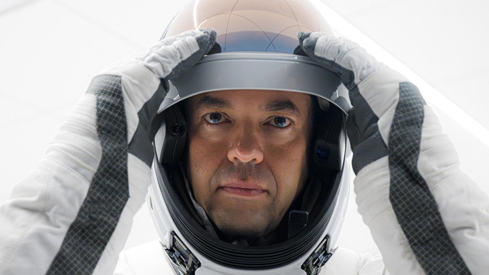Jared Isaacman, director de la NASA, con uno de los nuevos trajes de SpaceX