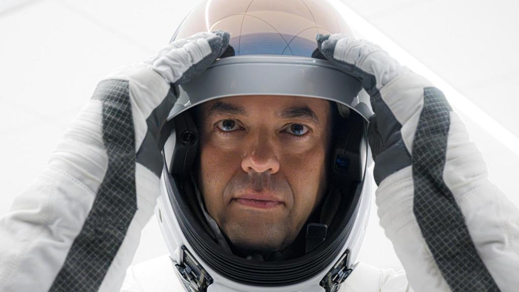 Jared Isaacman, director de la NASA, con uno de los nuevos trajes de SpaceX